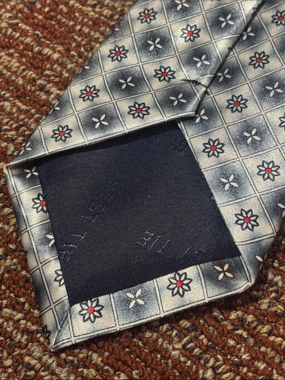 Men’s satin shiny silver grey floral geometric print wide vintage dressy necktie - Picture 9 of 10